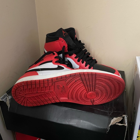 Rare Air Jordan 1s Max Orange - Picture 3 of 5